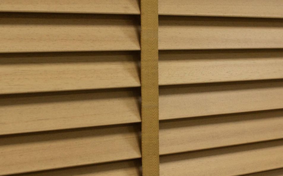 Persiana veneciana de madera PREMIUM que aporta calidez fabricada a medida